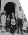 Avelina González Díaz de León y Ezequiel Reyes Ojeda. Sus hijos Abigail, Aureliano, Jose Antonio (Papá Toño, en brazos de su madre) y Amparo. Hacienda mezcalera de "Santiago", año de 1924