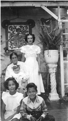 Teresa Gonzalez Lopez de Nava y sus nietos Alicia (la mayor), Raquel y Miguel Angel Romo Espino. Aguascalientes 1951