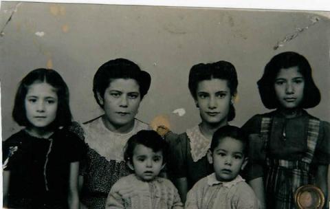 Felipita Espino Tiscareno y sus hijos. Aguascalientes. 1945