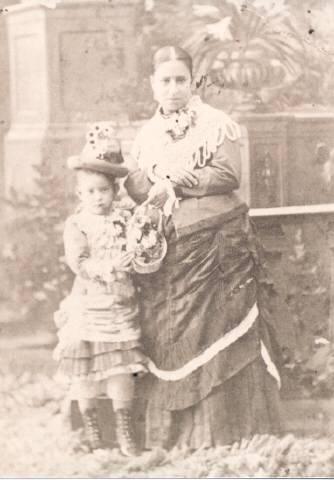 Josefa Gonzalez Garcia (La tia Pepa) y Teresita Gonzalez-Lopez de Nava. Aguascalientes. 1885